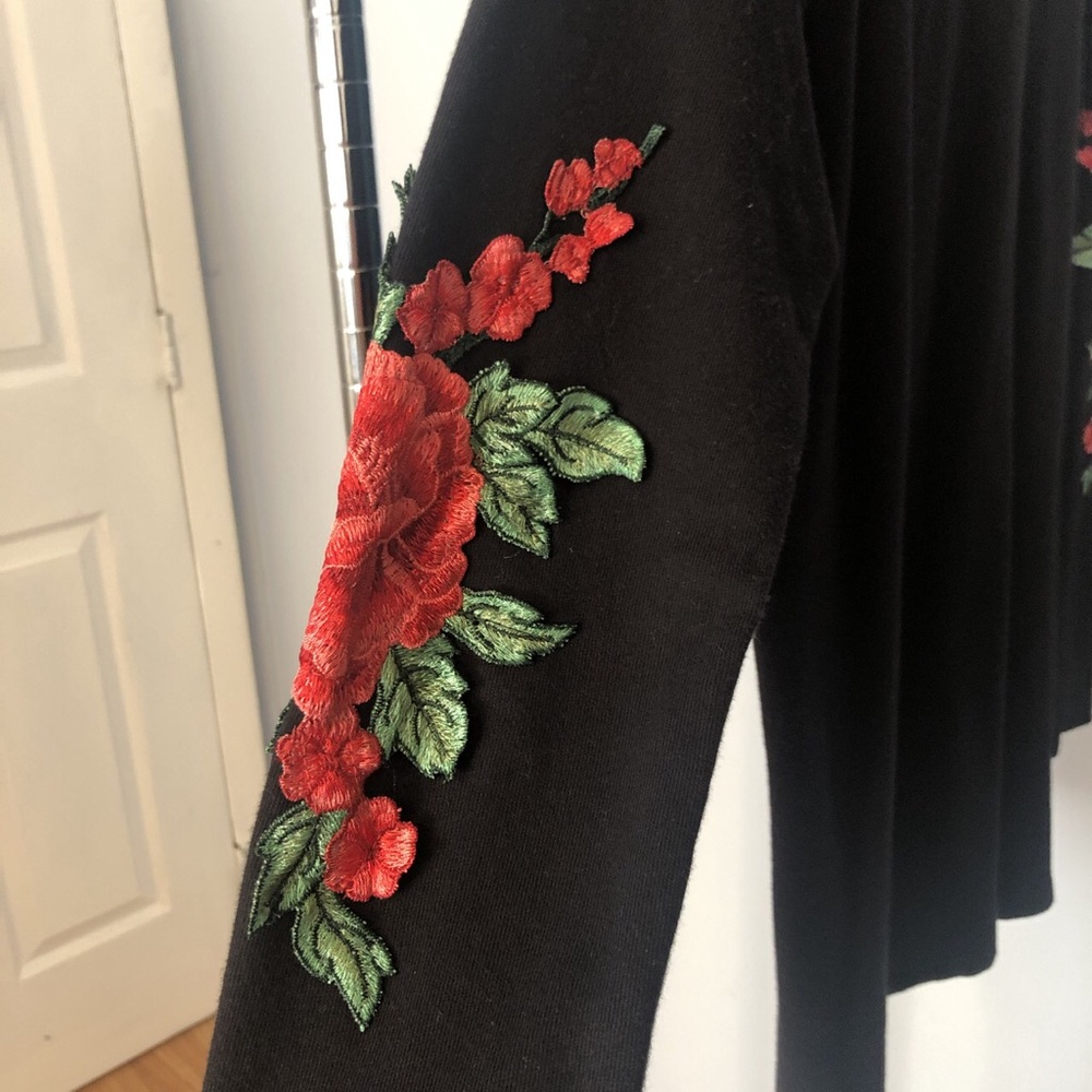 Windsor embroidered sweater 🌹
